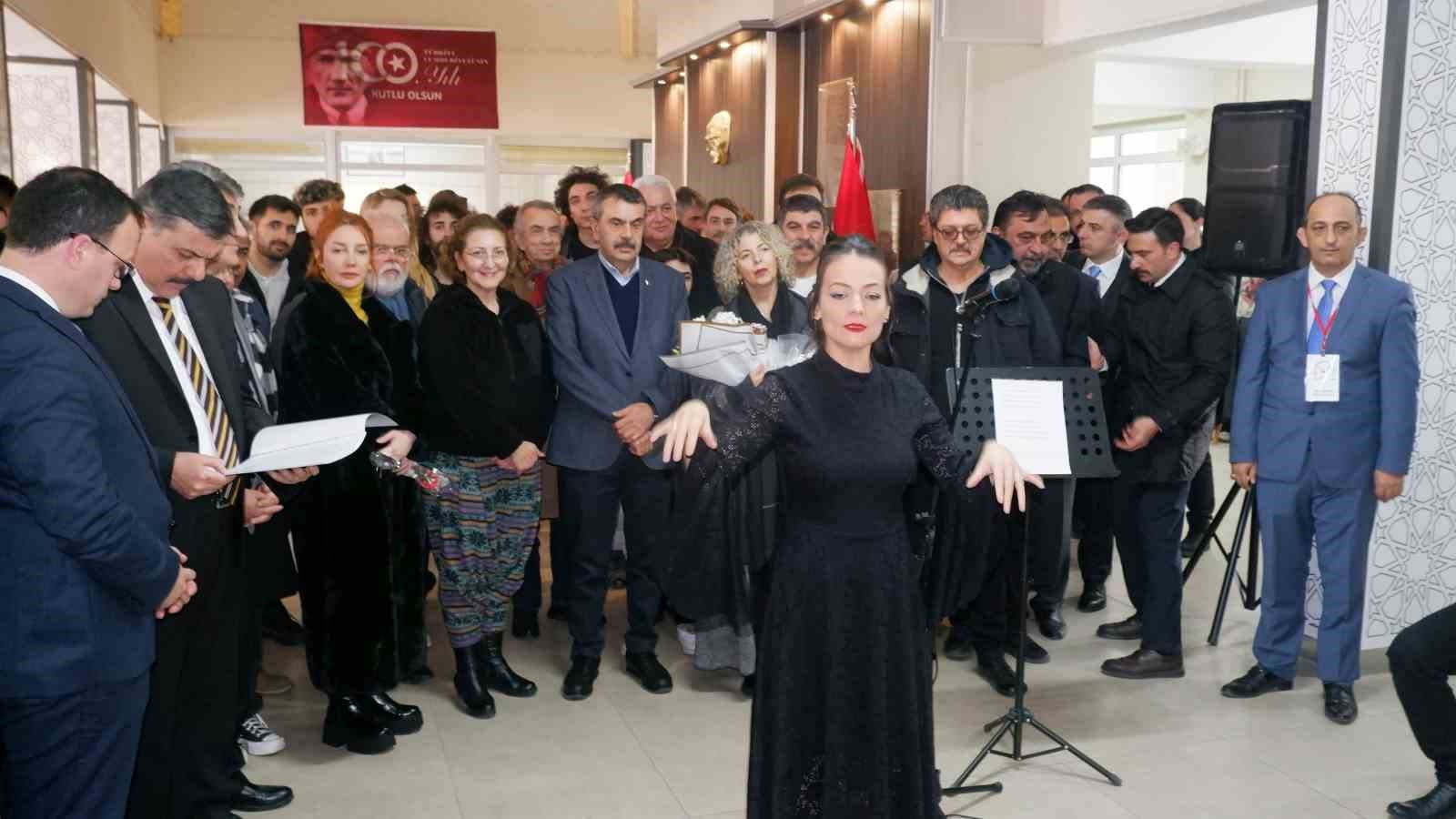 bakan tekin genclerle turku soyledi bayrak torenine katildi 1 u3fVmYDR