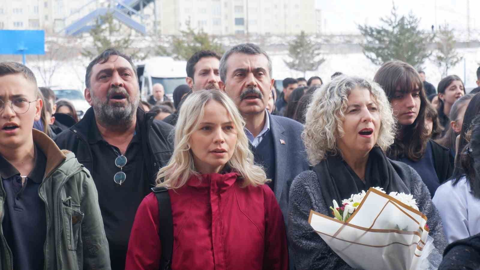 bakan tekin genclerle turku soyledi bayrak torenine katildi 5