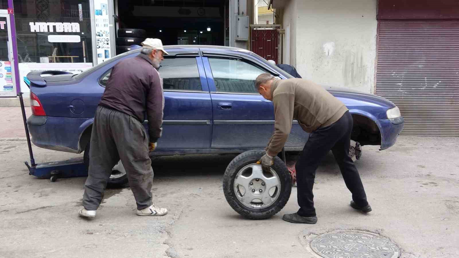 Lastik ustaları: “Kış lastiklerini kar yağmadan takın”