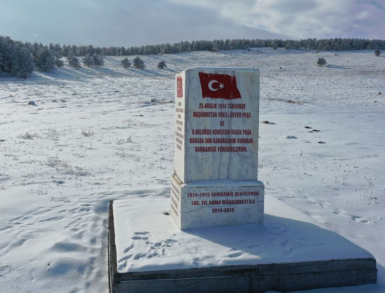 Potini var, delik deşikAnası elinde beşik…